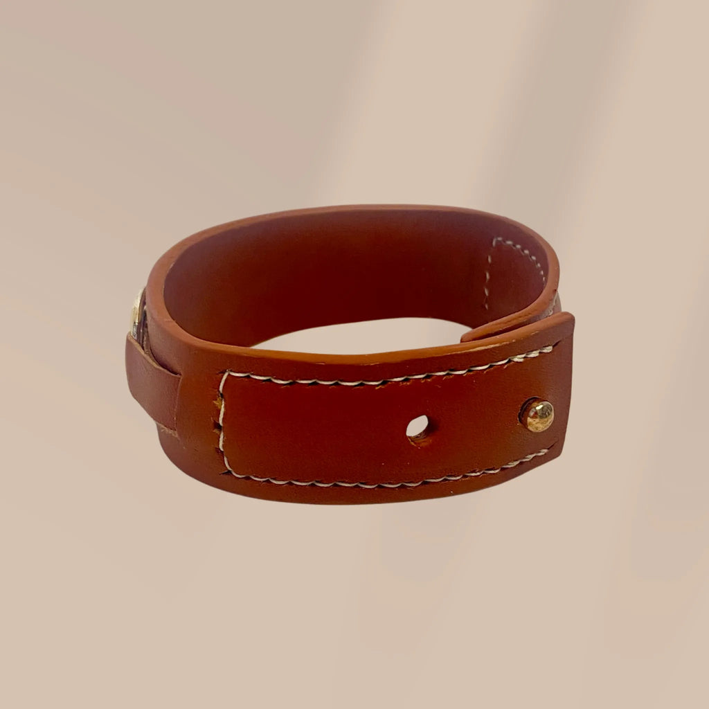 Détail couture sellier bracelet Valkyrie cuir pleine fleur – artisanat équestre | Constel'Hope