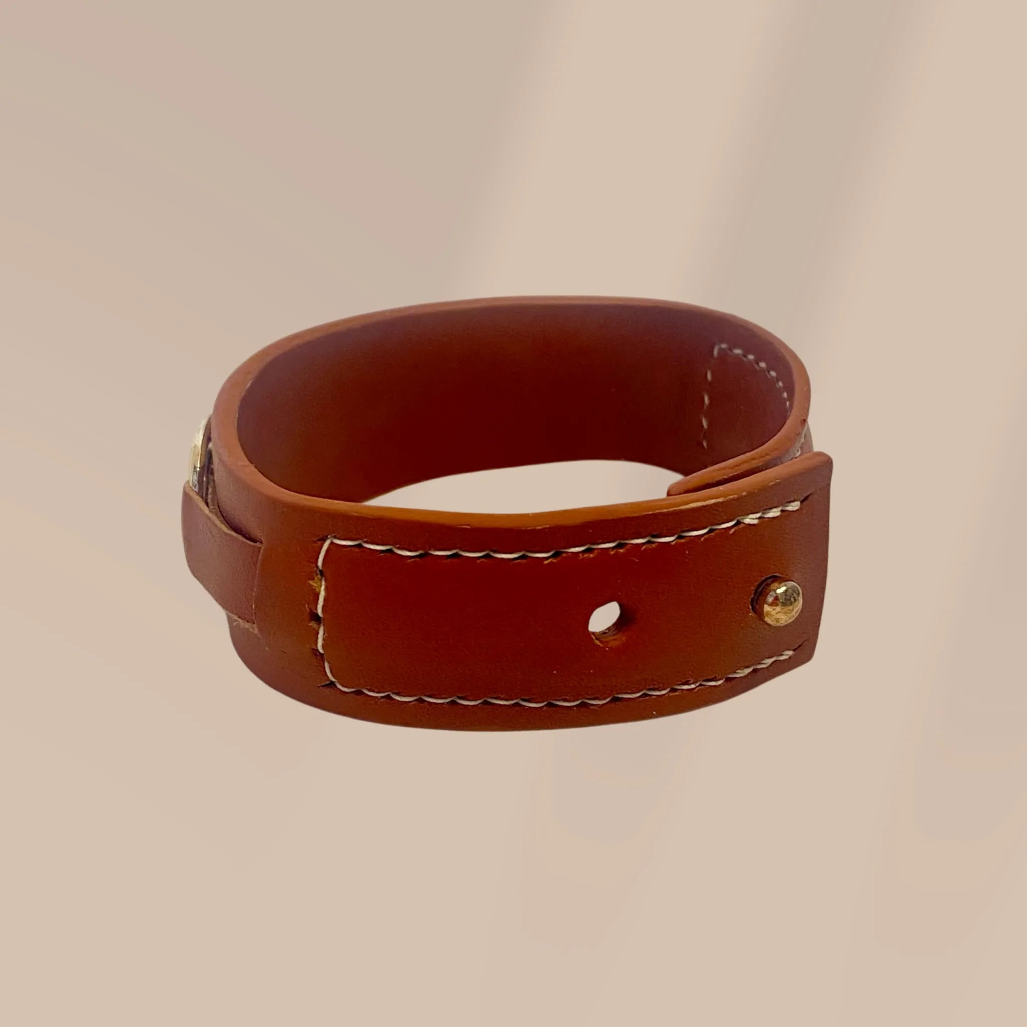 Détail couture sellier bracelet Valkyrie cuir pleine fleur – artisanat équestre | Constel'Hope