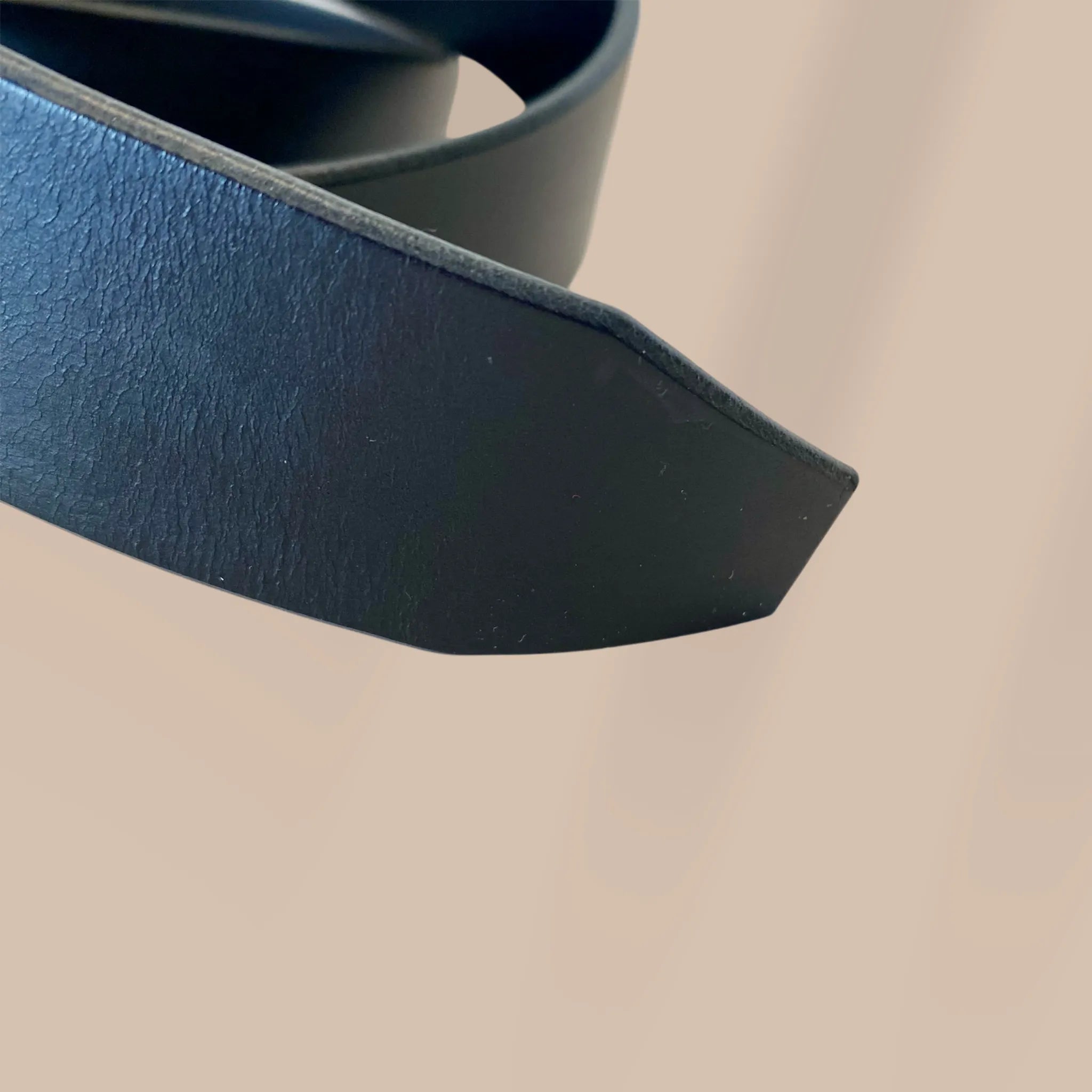 Détail couture sellier ceinture Cronos cuir pleine fleur – artisanat équestre | Constel'Hope