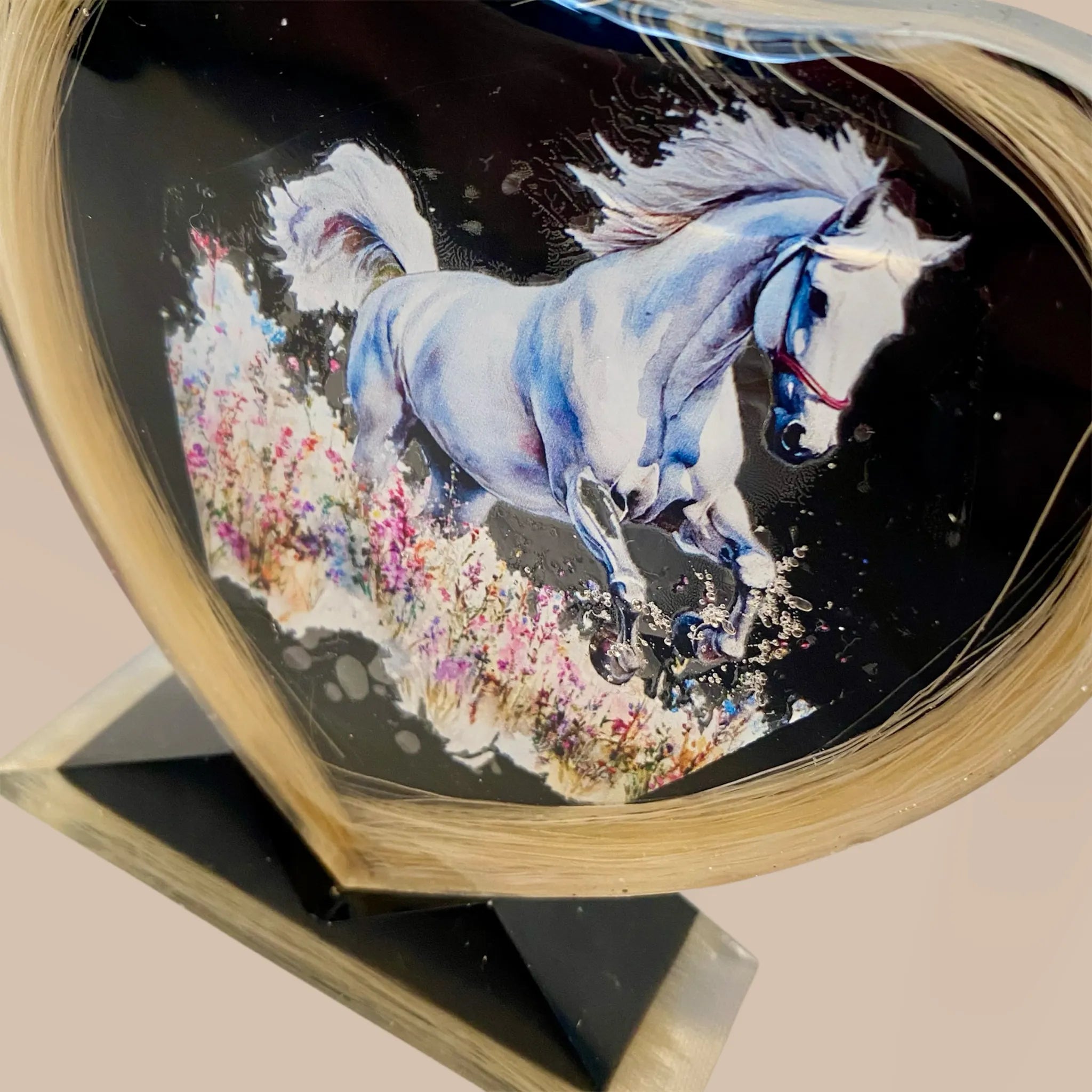 Détail crin de cheval incrusté résine Cœur fidèle – mémoire équestre | Constel'Hope